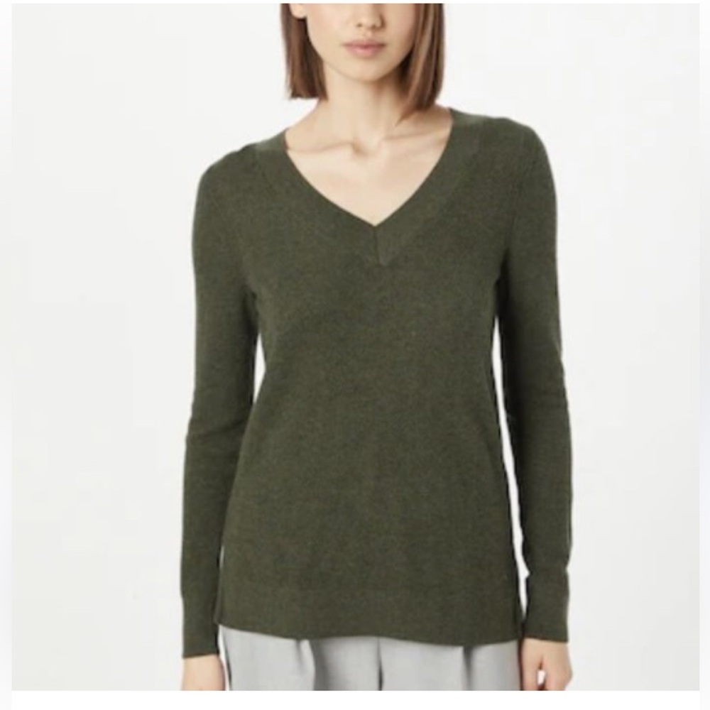 V-Neck Long Sleeve Sweater in olive green